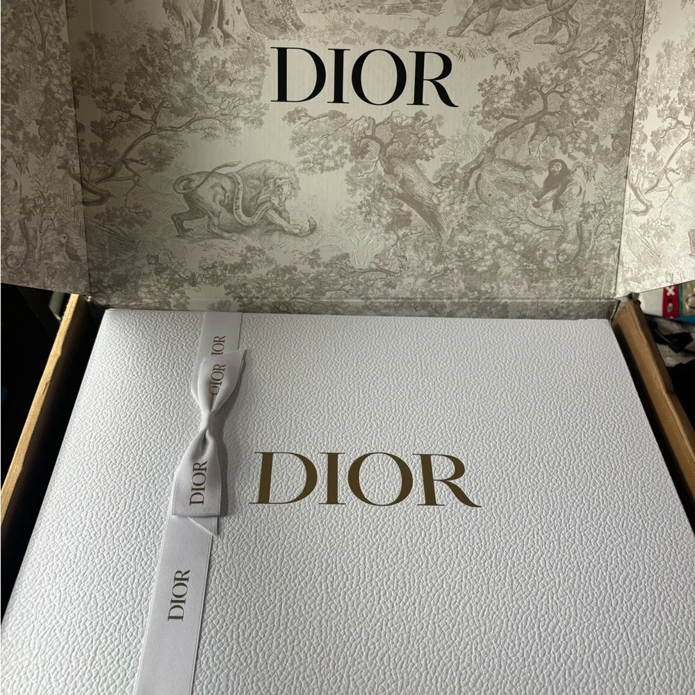 Dior Beauty Platinum gift- train case, head band, hand towel - Picture 4 of 13